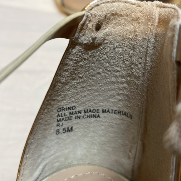 CHARLES BY CHARLES DAVID Strappy Gold Heels Flower Embellished - Size 8.5 - Picture 9 of 10